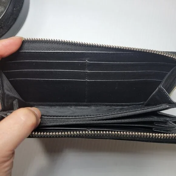 GUCCI embossed leather logo zip around long wallet black - Picture 5 of 15